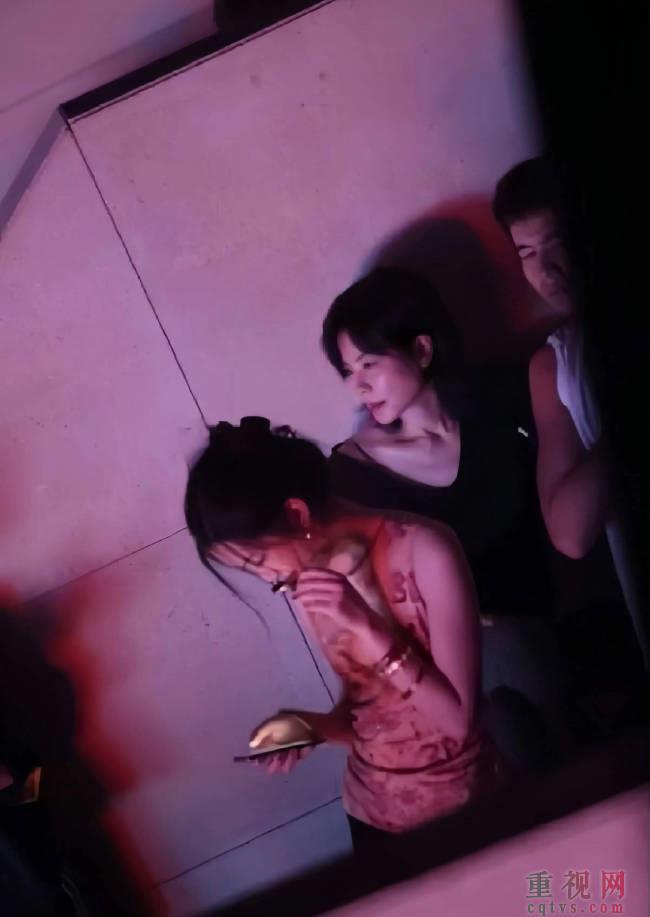 王菲带李嫣去看演唱会被偶遇 母女同框似姐妹-第1张-综艺汇-重视网